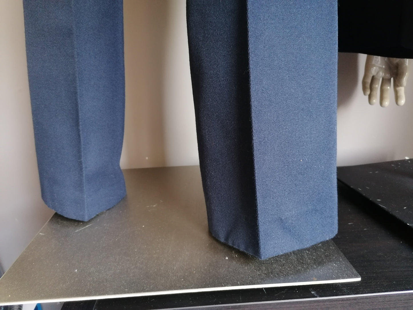 Costume de laine vintage. Couleur bleu foncé. Taille 56 / XL.