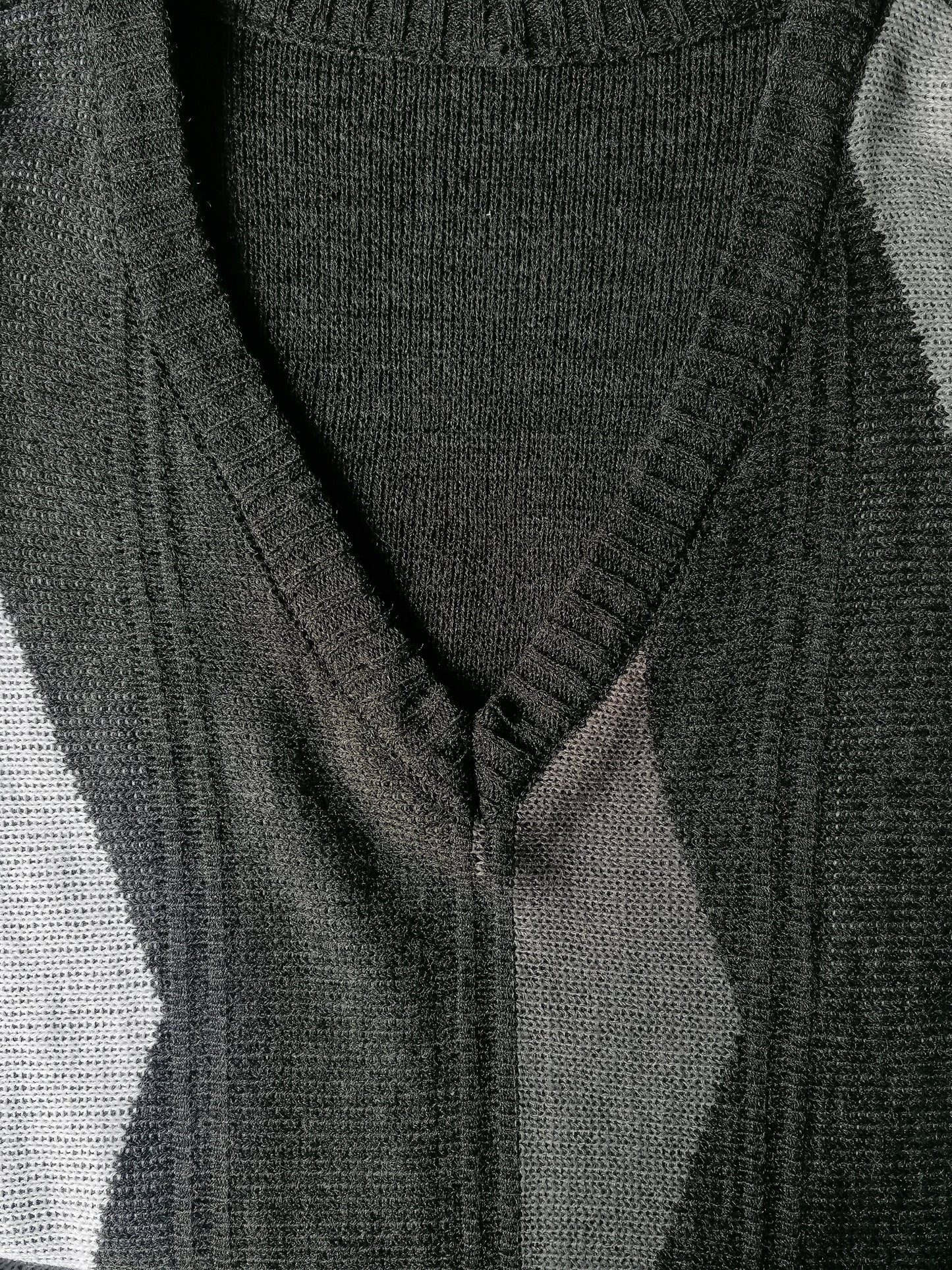 Maglione vintage. Scollo a V. Motivo bianco grigio. Dimensione XXL / 2XL.
