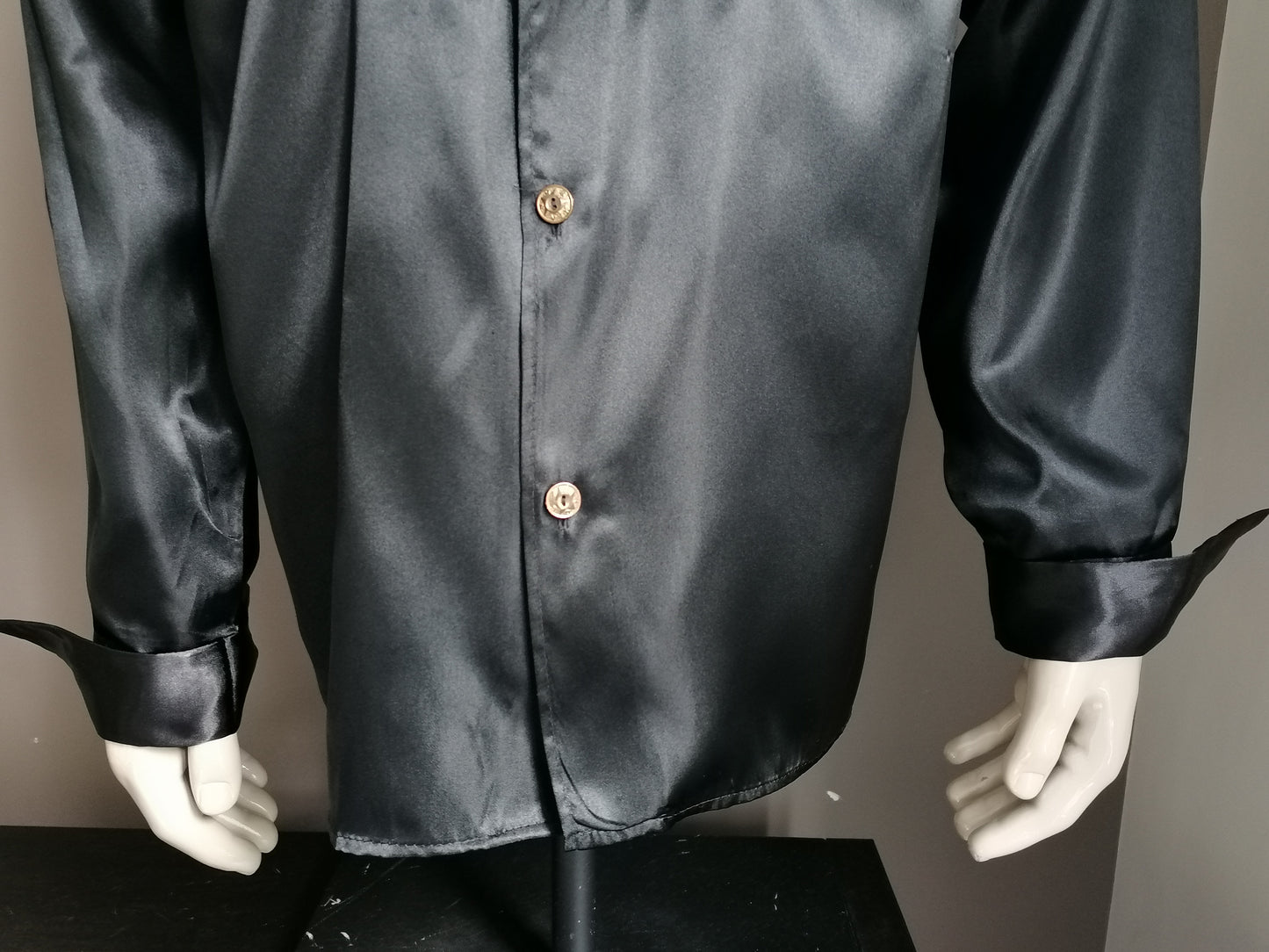 Camicia vintage degli anni '70 con volant e colletto appuntito. Black Glossy. Taglia XL.