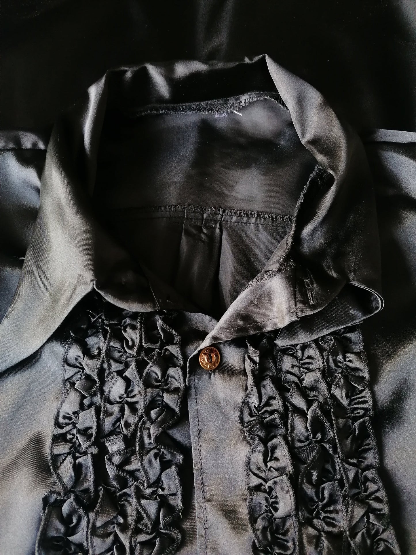 Chemise vintage des années 70 avec volants et col pointu. Noir brillant. Taille xl.