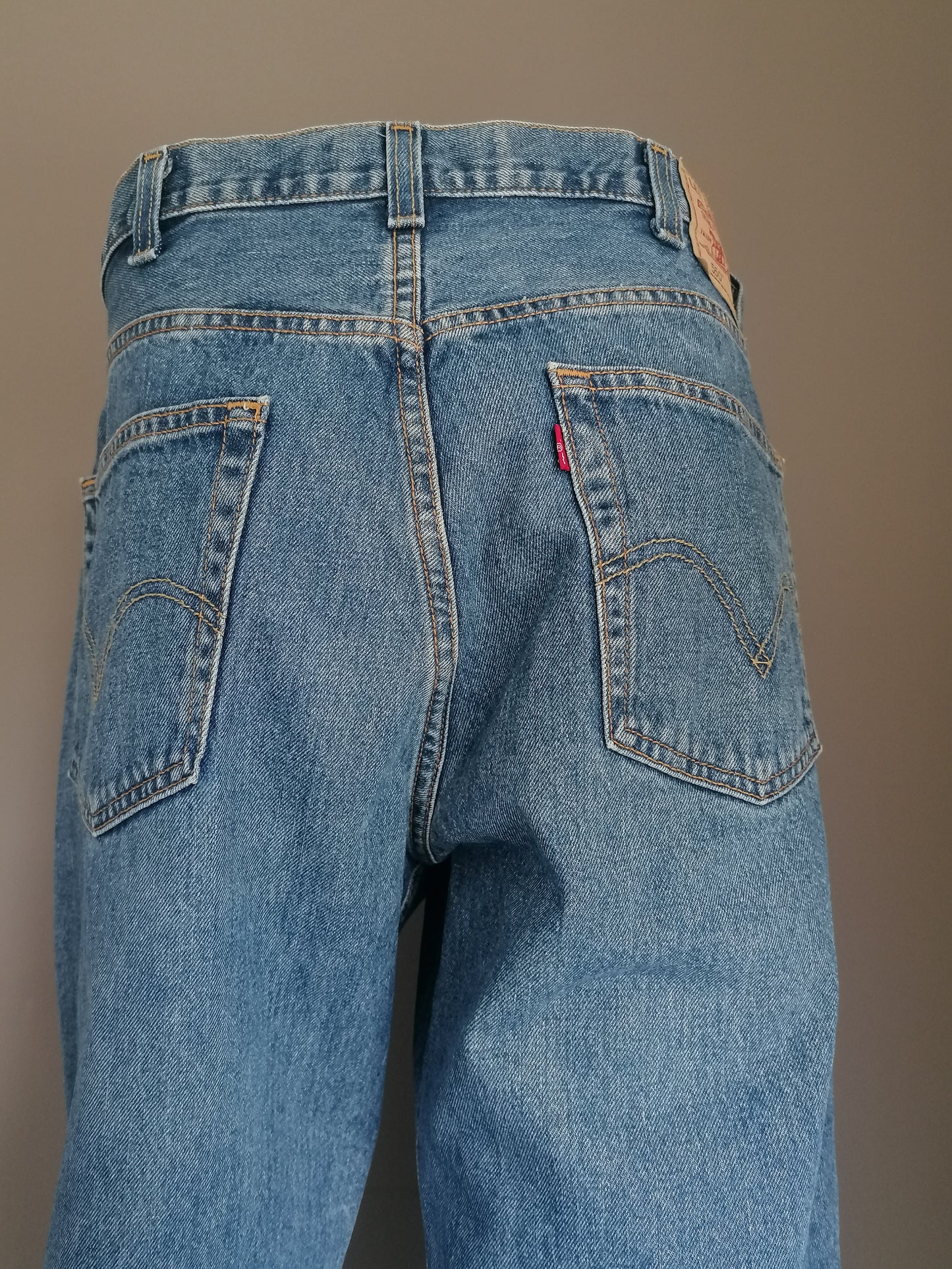 Levi's 550 jeans. Blauw gekleurd. Maat W38 - L30. Relaxed Fit.