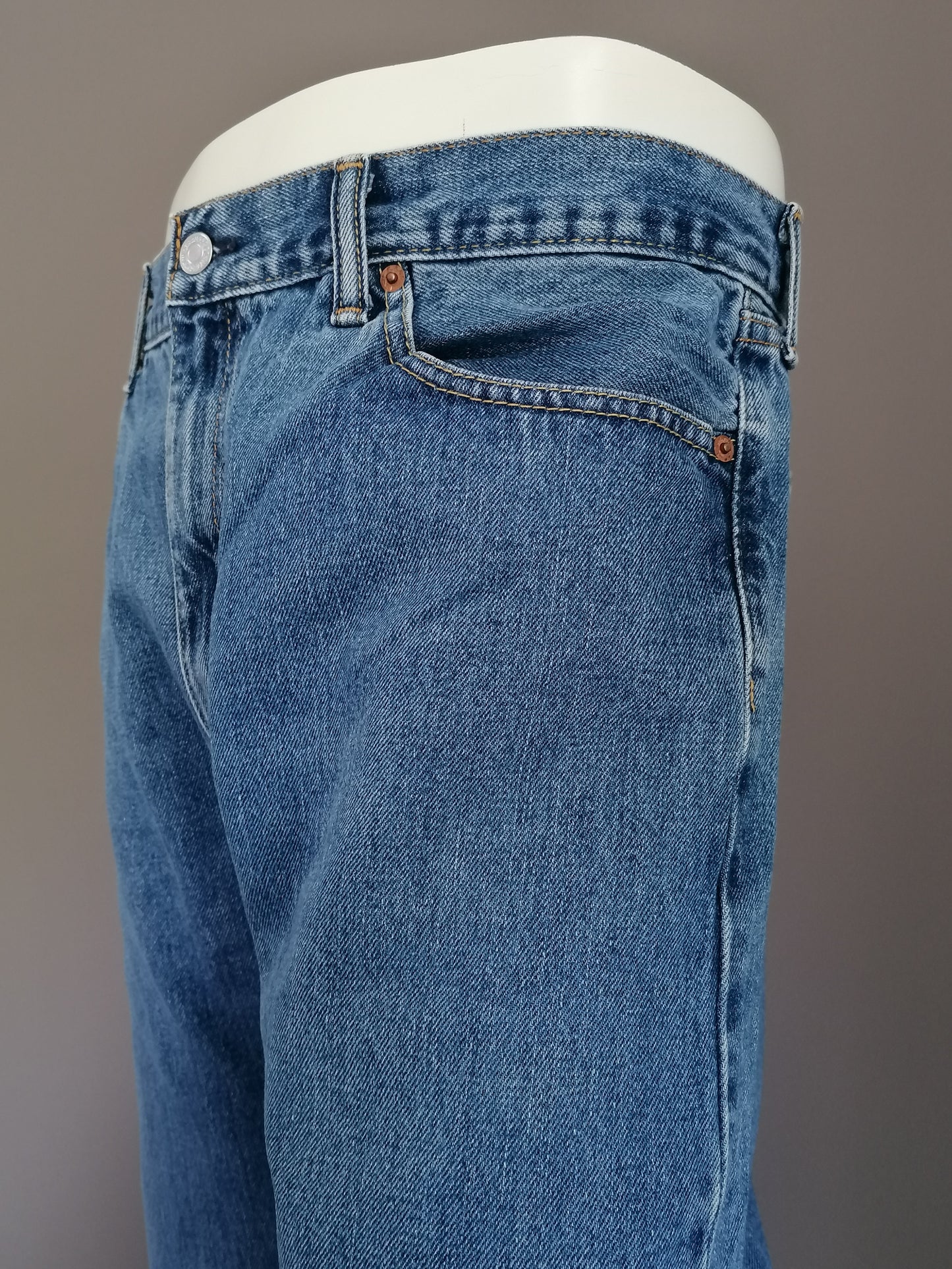 Jeans 505 de Levi. Couleur bleue. Taille W38 - L30. Ajustement droit.