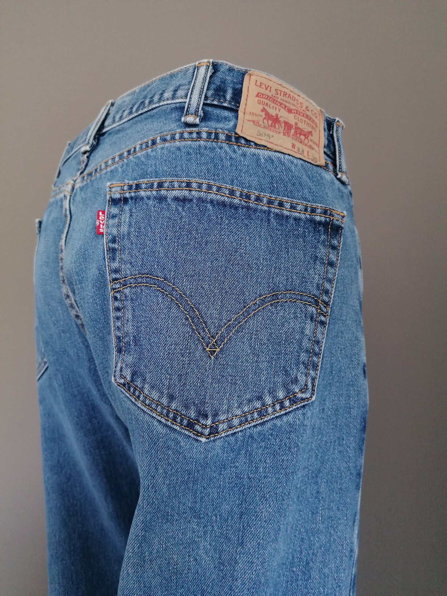 Levi's 505 jeans. Blauw gekleurd. Maat W38 - L30. Straight Fit.