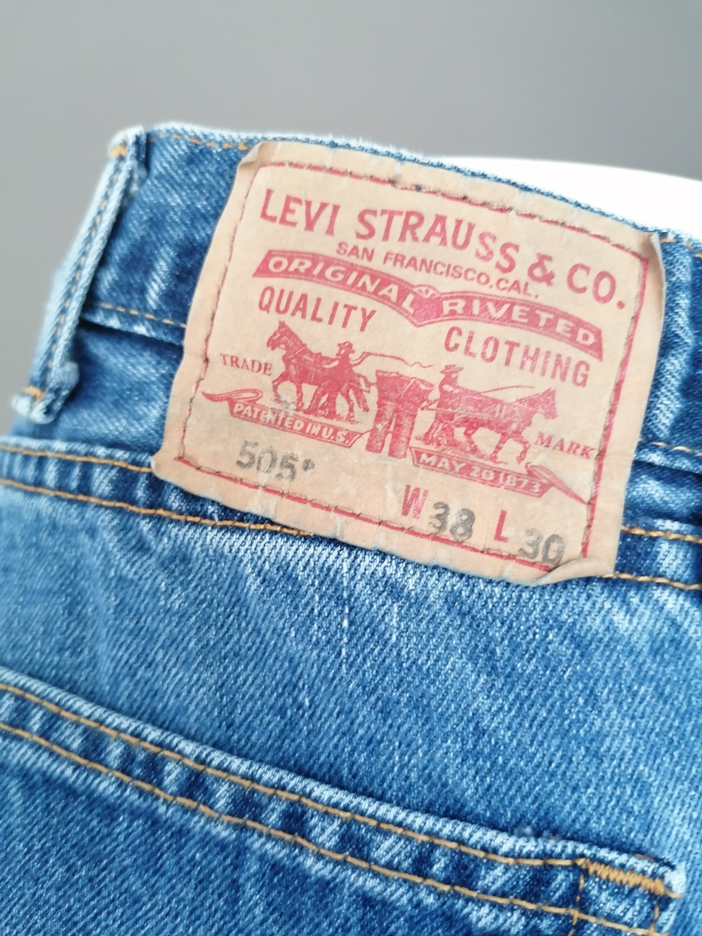 Levis 505 Jeans. Blau gefärbt. Größe W38 - L30. Gerade fit.
