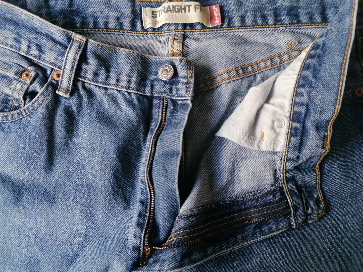 Levi's 505 jeans. Blue colored. Size W38 - L30. Straight fit.