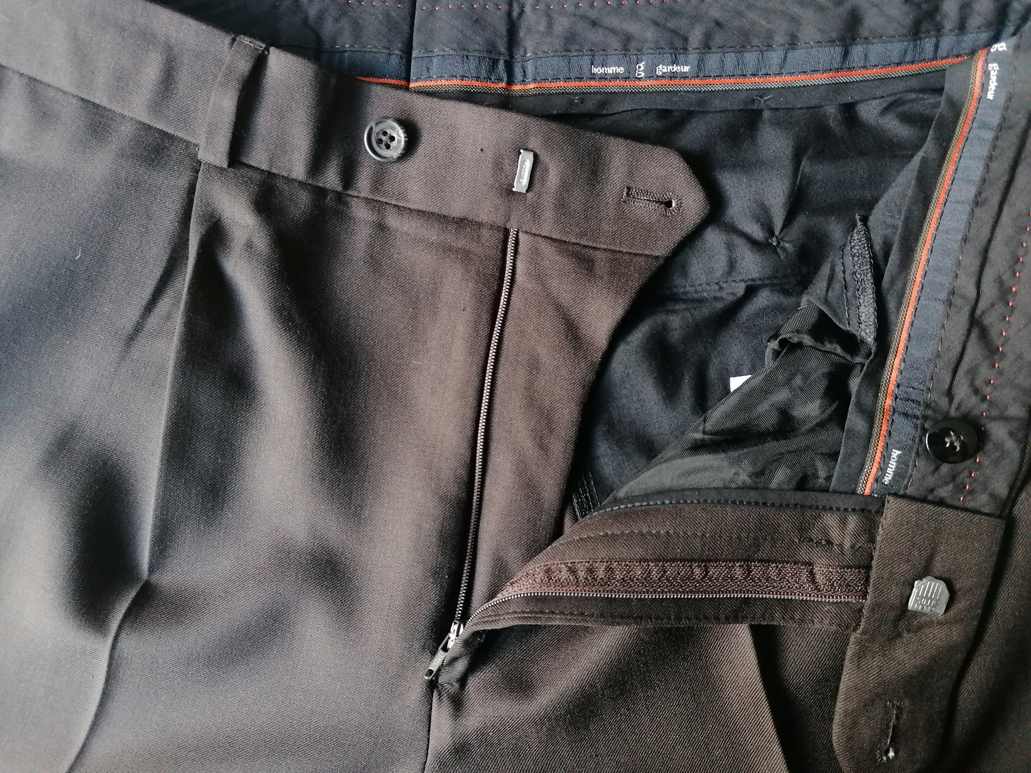 Gardeur pantalon met omslag. Donker Bruin gekleurd. Maat 52 / L.