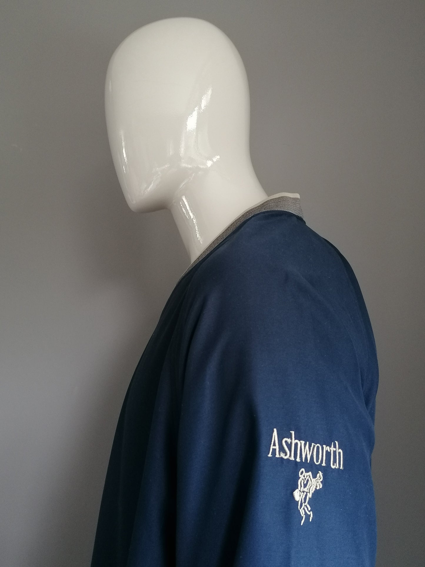 Ashworth Golf Wind- & Waterdichte trui. V-Hals. Donker Blauw. Maat XL / XXL.