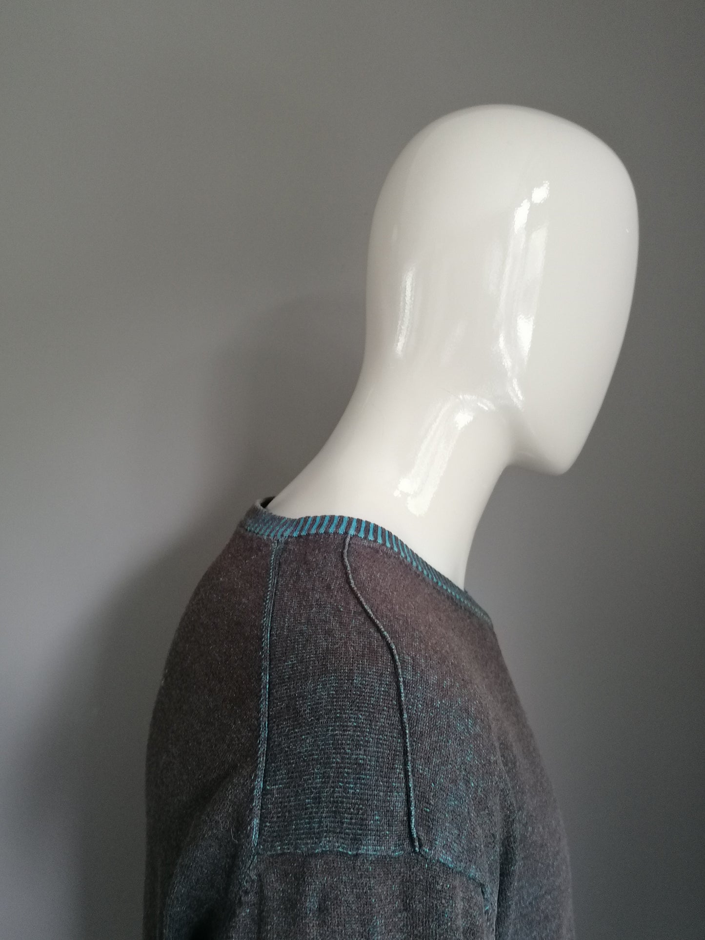 Estado del suéter de arte. Cuello en V. Marrón azul mezclado. Tamaño xxxl / 3xl.