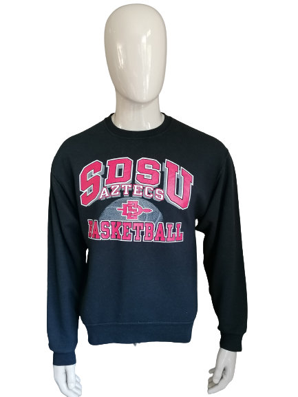 Jerzees-Trikot mit „SDSU Aztects Basketball“-Aufdruck. Schwarz Rot gefärbt. Größe M.