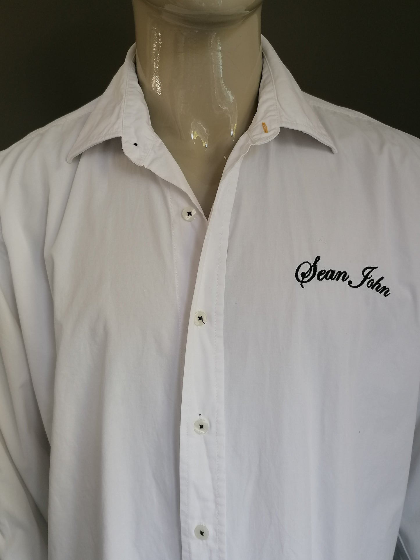 Sean John overhemd. Wit met geborduurde applicaties. Maat XL >> XXL