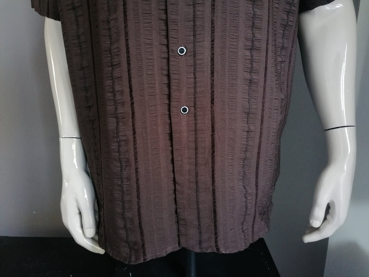 Camisa clásica vintage Versace manga corta. Rayado marrón. Motivo acanalado. Tamaño XXL / 2XL.