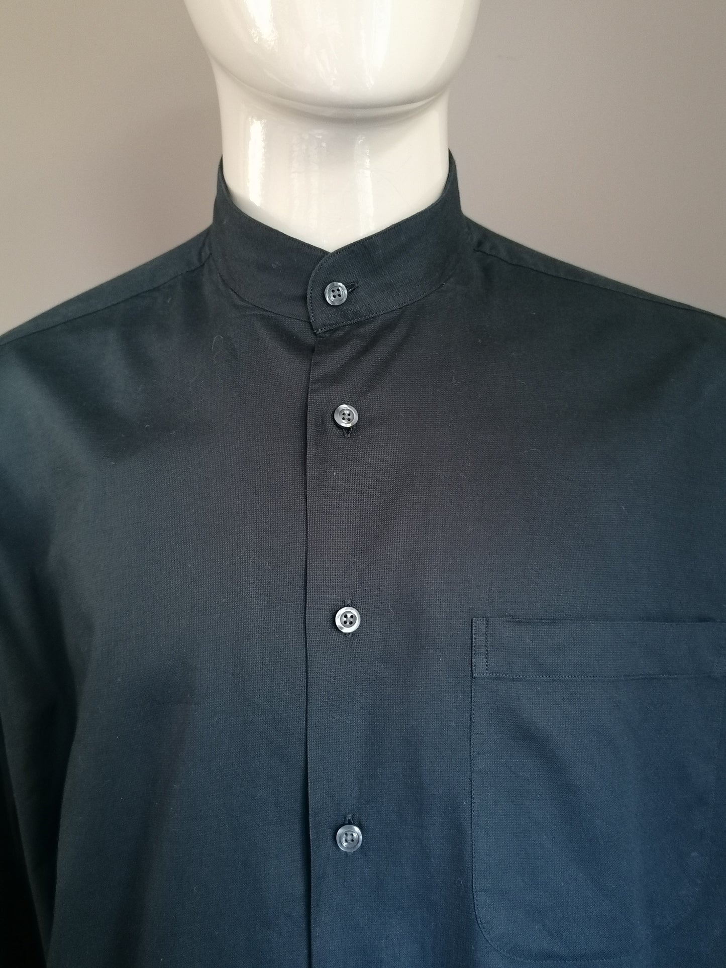 Camisa McEarl con vertical / agricultores / collar MAO .. de color negro. Tamaño XL - XXL / 2XL.