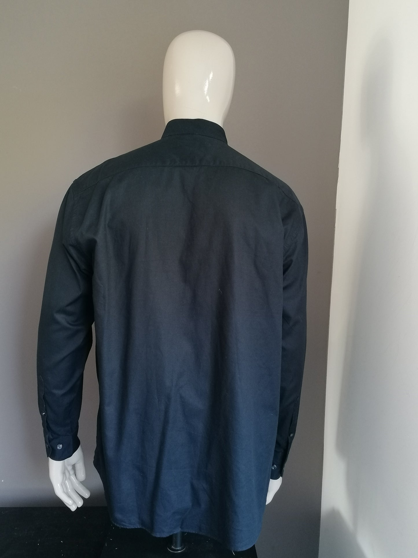 Camisa McEarl con vertical / agricultores / collar MAO .. de color negro. Tamaño XL - XXL / 2XL.