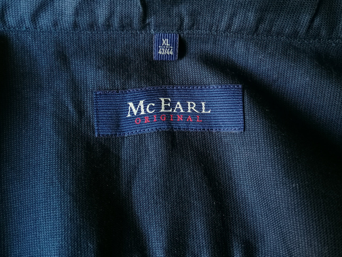 McEarl -Hemd mit aufrechten / Bauern / Mao -Kragen. Schwarz gefärbt. Größe xl - xxl / 2xl.