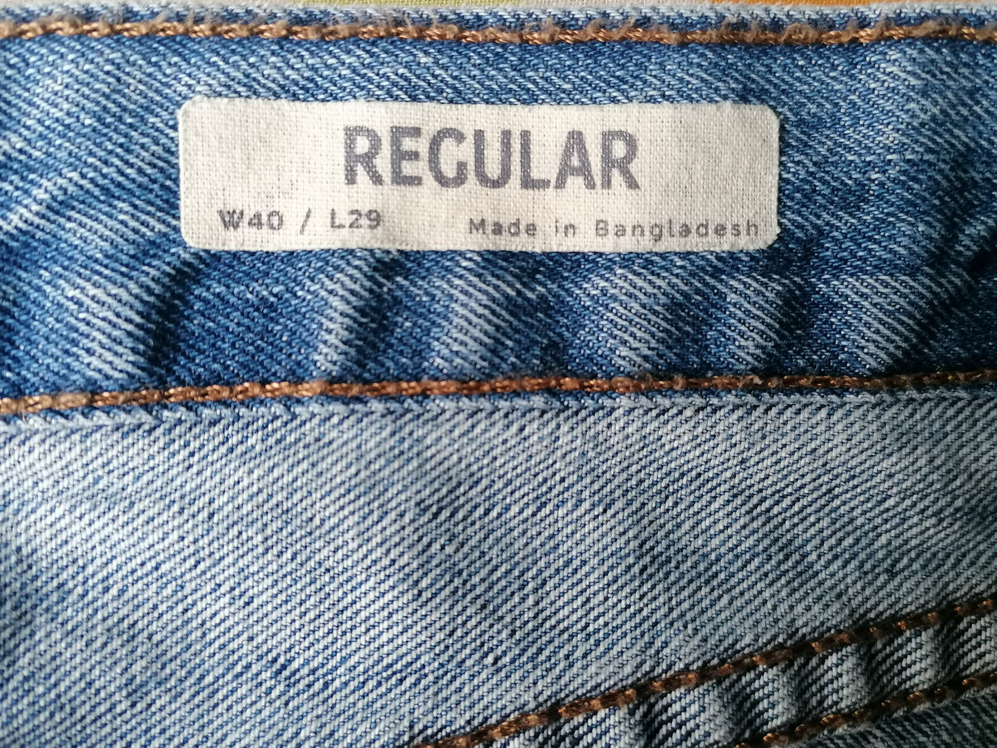 Marks & Spencer jeans. Blauw gekleurd. Maat W40 - L29. Regular Fit.