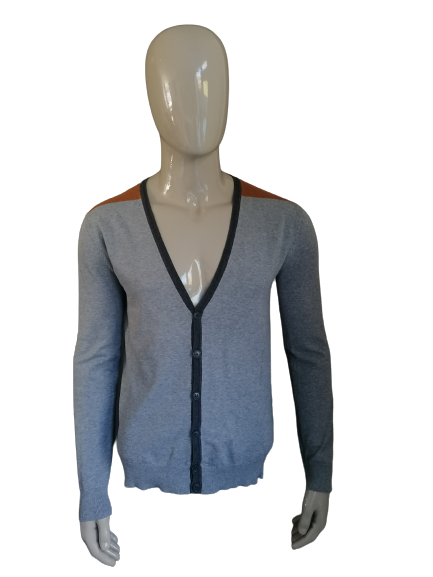 WE Fashion cardigan avec boutons. De couleur gris marron. Taille M.