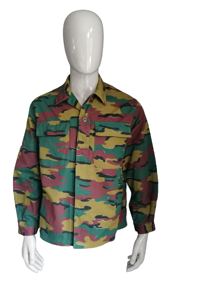 Camicia vintage dell'esercito / esercito, Belgio. Stampa dell'esercito marrone verde. Taglia L.