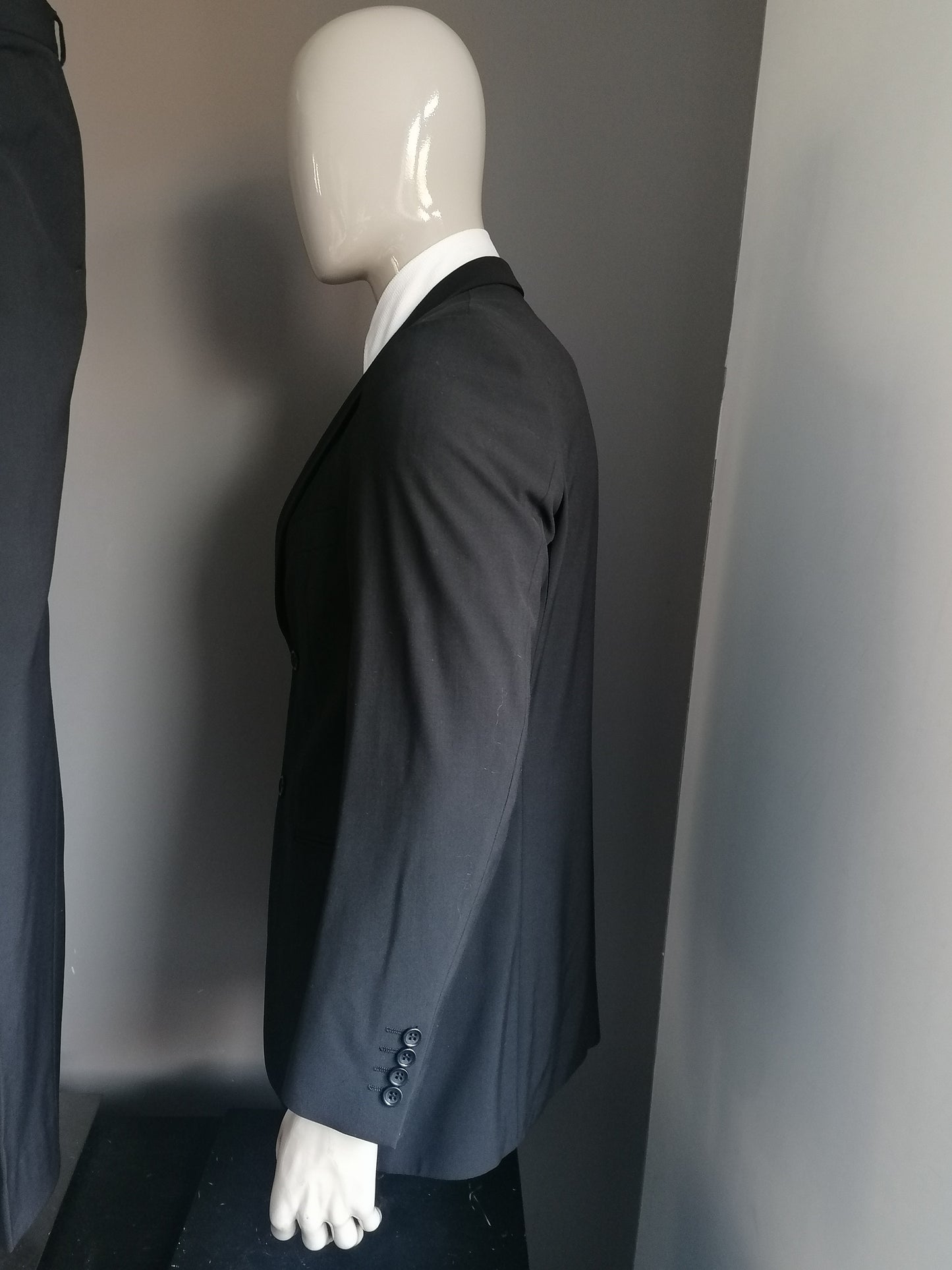 Costume di lana di Van Gils. Colore nero. Dimensione combinata: dimensione della giacca 50/m e pantaloni MT 54/L