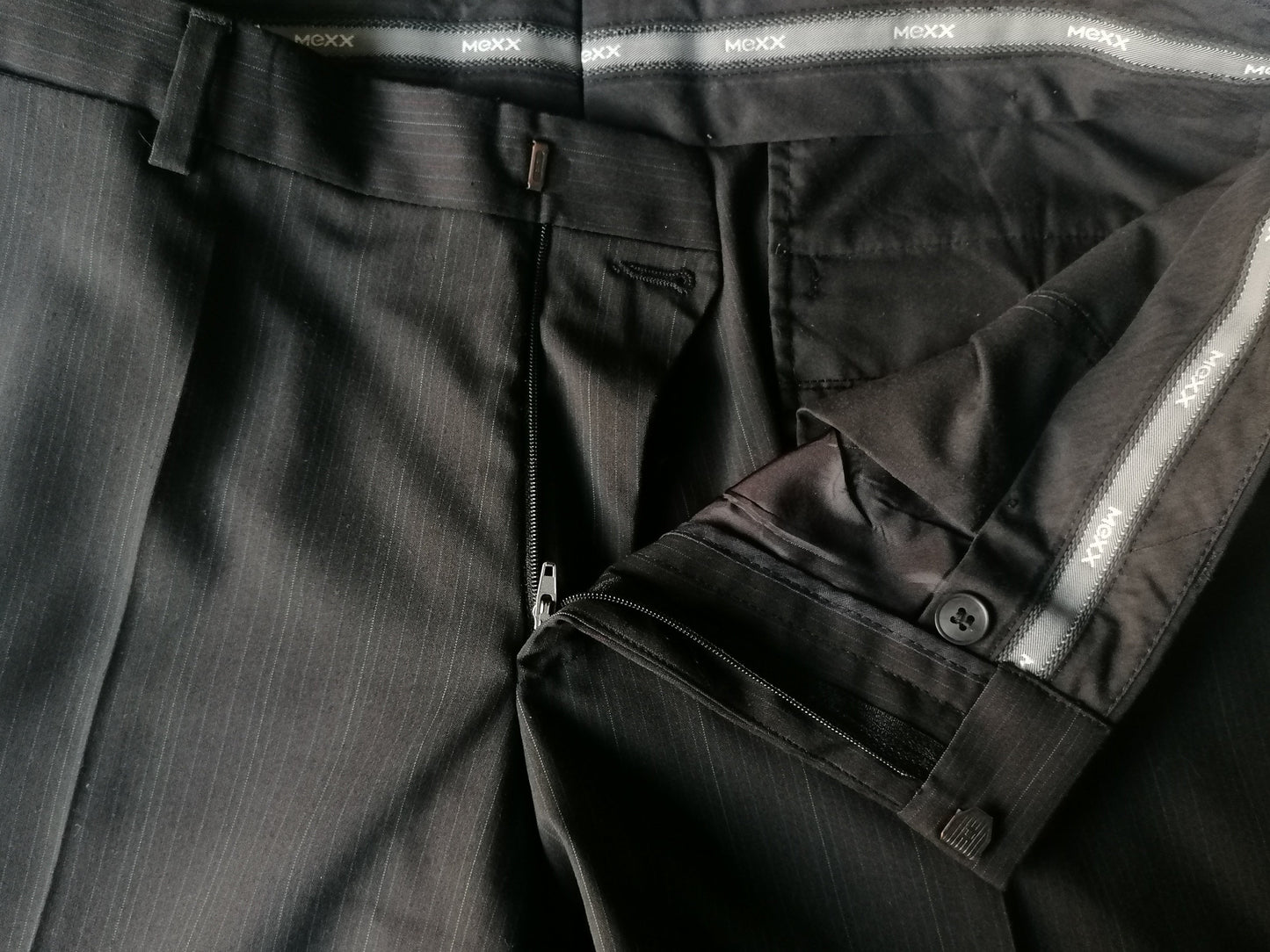 Mexx Kostüm. Schwarz mit burgunderblauem und weißem dünnem Streifen. Größe 50 / M.