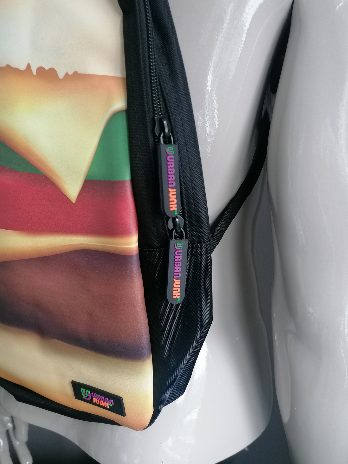 Urban Junk Rugtas / Backpack. Dubbele rits en binnenzak. Kleurrijke Hamburger print.