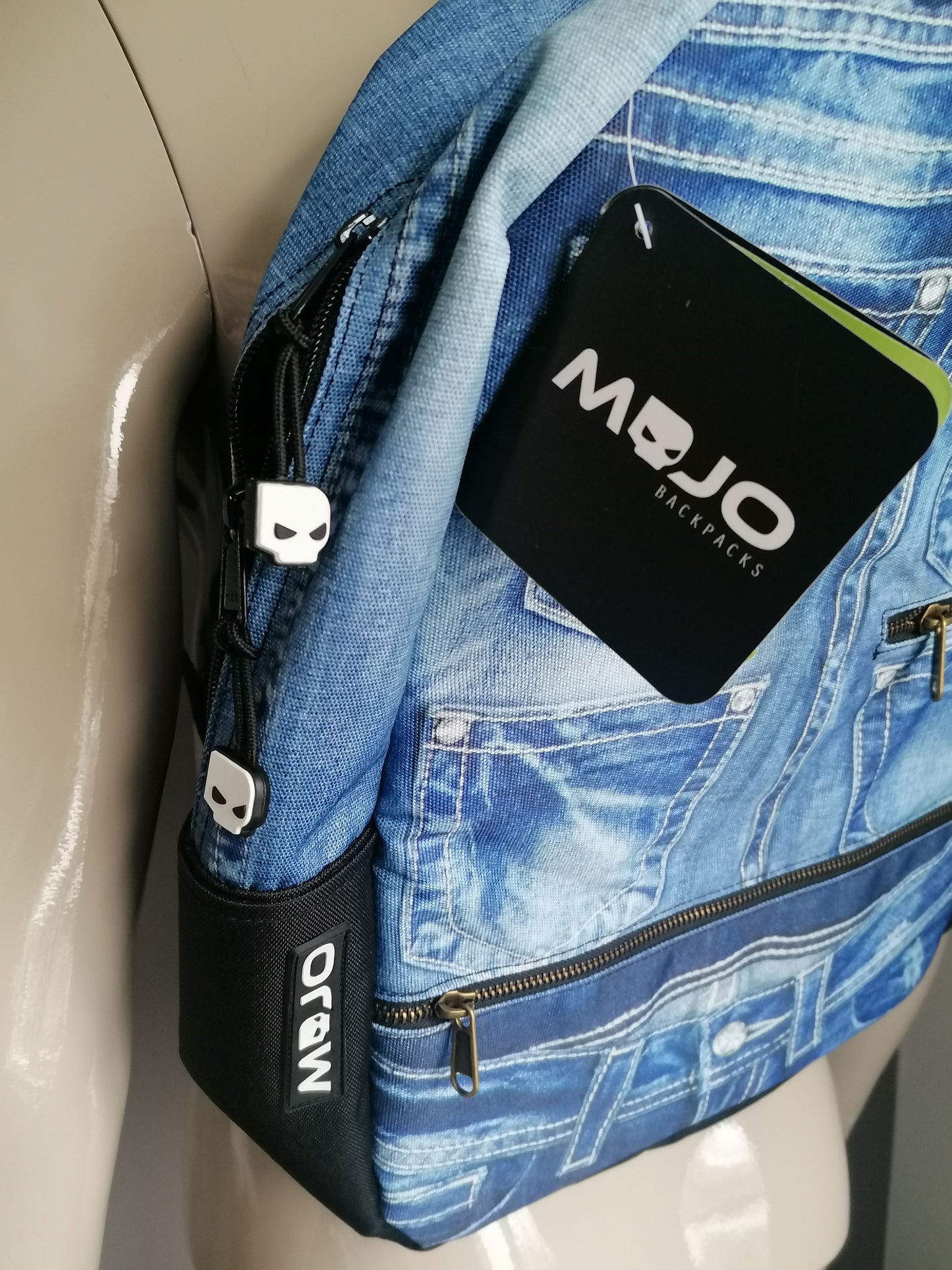 Mojo -Rucksäcke -Rucksack. Blue Jeans Look Print. Einige in der Tasche.