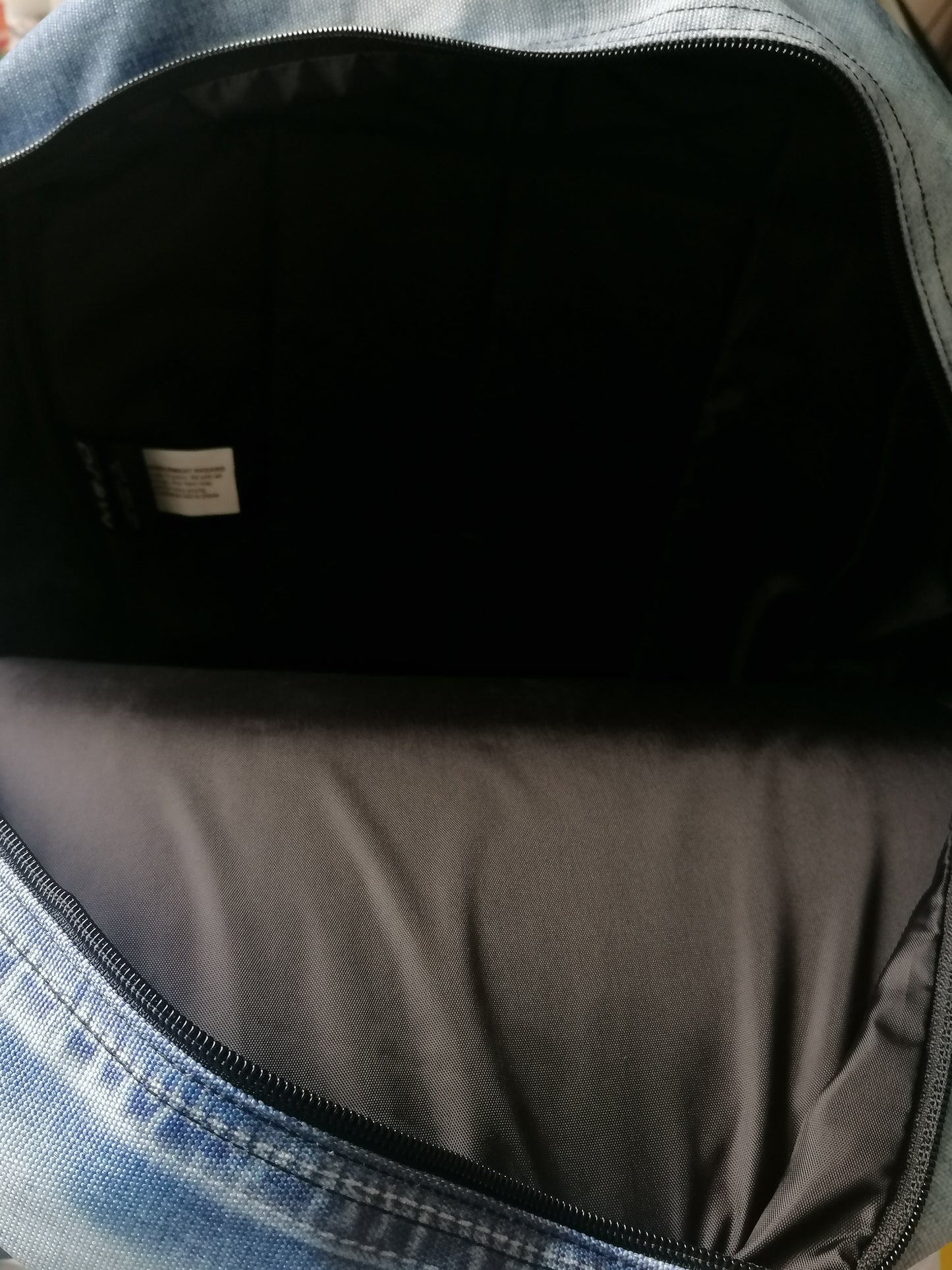 Mochilas de mojo mochilas. Los jeans azules se ven impresos. Algunos bolsillos internos.