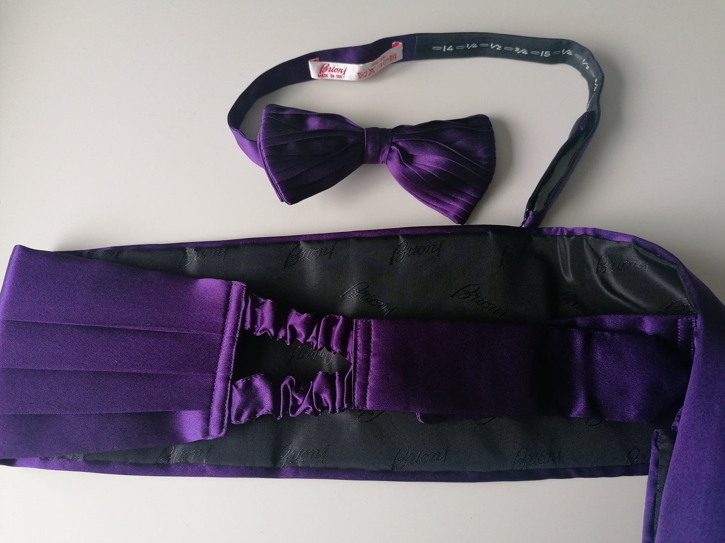 Ensemble Brioni Silk de Belly Band et Butterfly Tie / Cumber Band & Bowtie. Purple brillant. Taille m / l