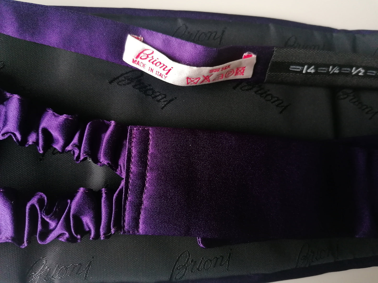 Set di seta Brioni di pancia e cravatta farfalla / fascia cumber e bowtie. Purple lucido. Taglia XXL