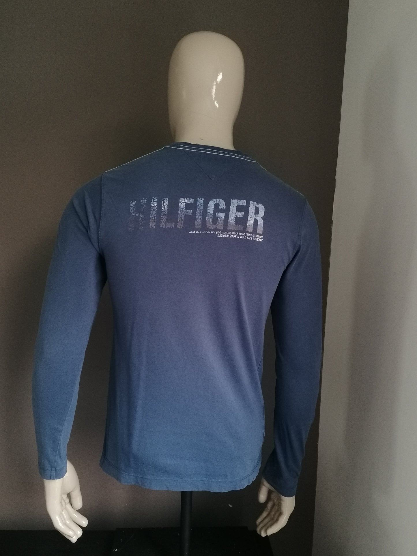 Tommy Hilfiger Longsleeve. Blue colored. Size S.
