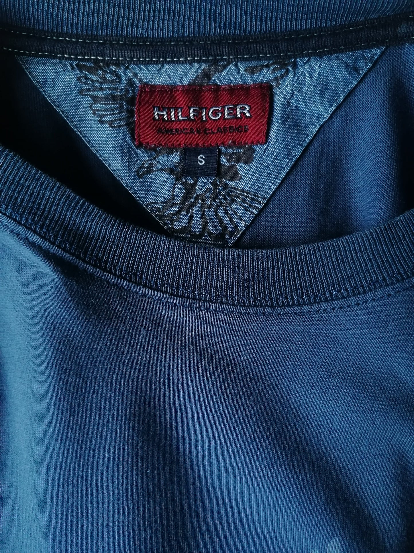 Tommy Hilfiger Longsleeve. Blue colored. Size S.