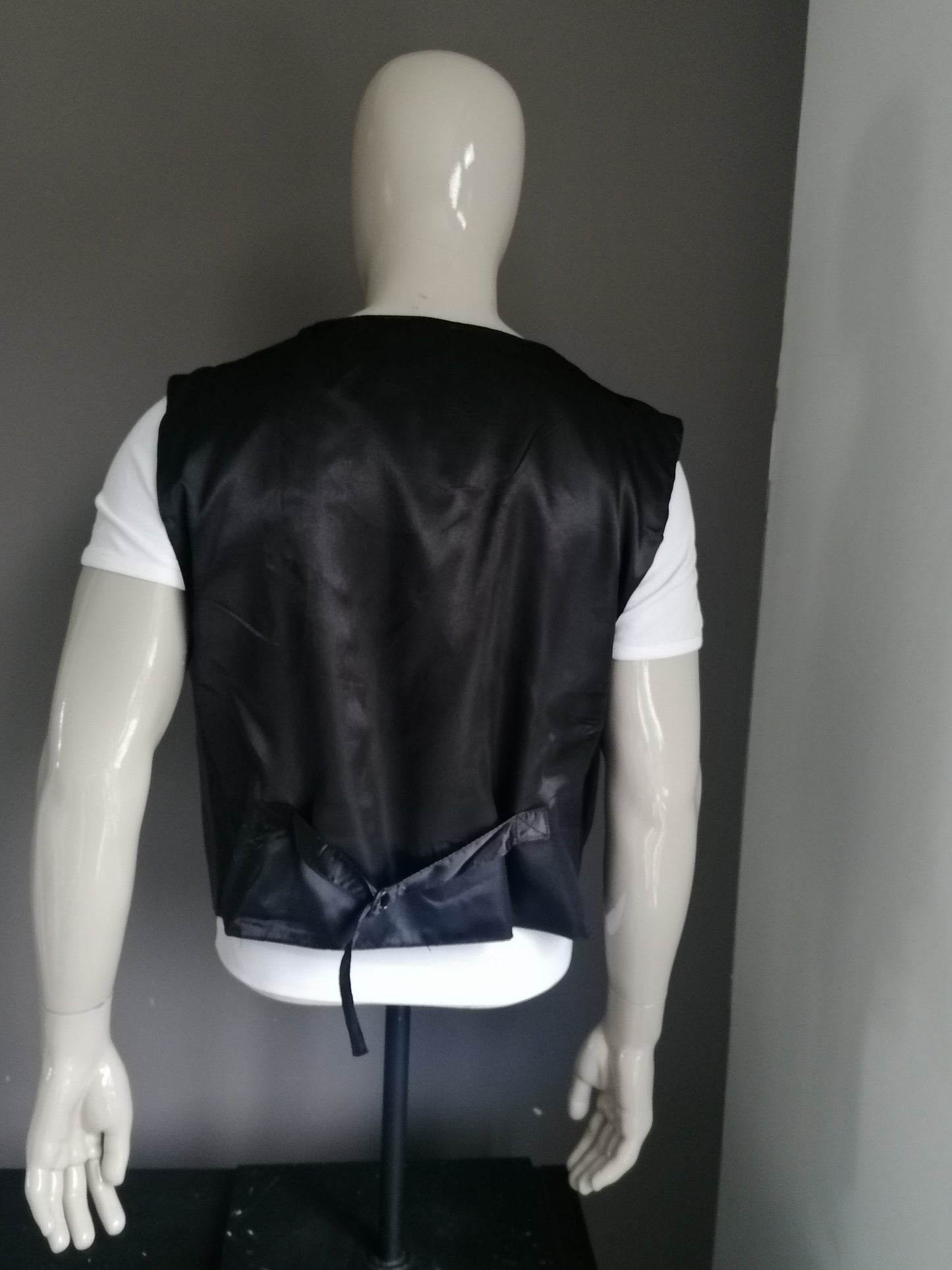 Goat leather waistcoat with press studs. Black colored. Size XL.