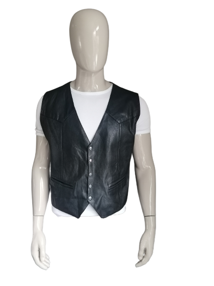 Le cuir de chèvre coule avec des goujons de presse et du dos en cuir. Couleur noire. Taille L.