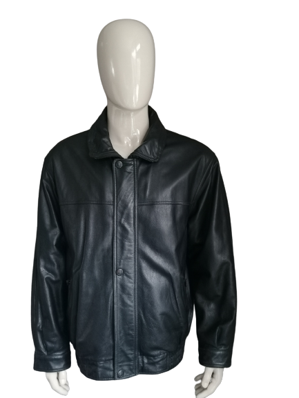 Vintage Lederjacke. Gefüttert mit Doppelverschluss und Taschen. Schwarz gefärbt. Größe 56 / XL.