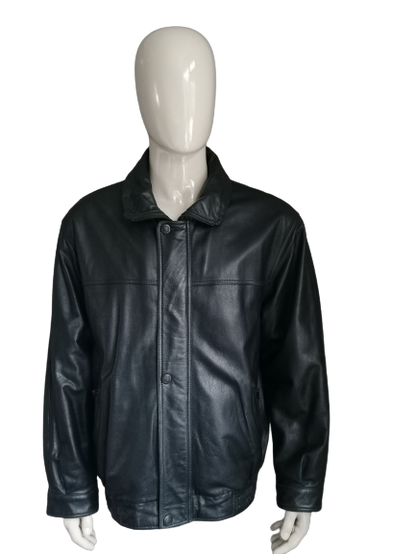 Vintage Leren jack. Gevoerd met dubbele sluiting en zakken. Zwart gekleurd. Maat 56 / XL.