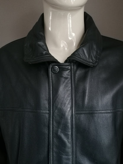 Vintage Leren jack. Gevoerd met dubbele sluiting en zakken. Zwart gekleurd. Maat 56 / XL.