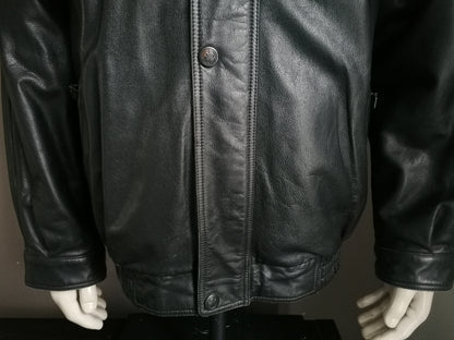 Vintage Leren jack. Gevoerd met dubbele sluiting en zakken. Zwart gekleurd. Maat 56 / XL.