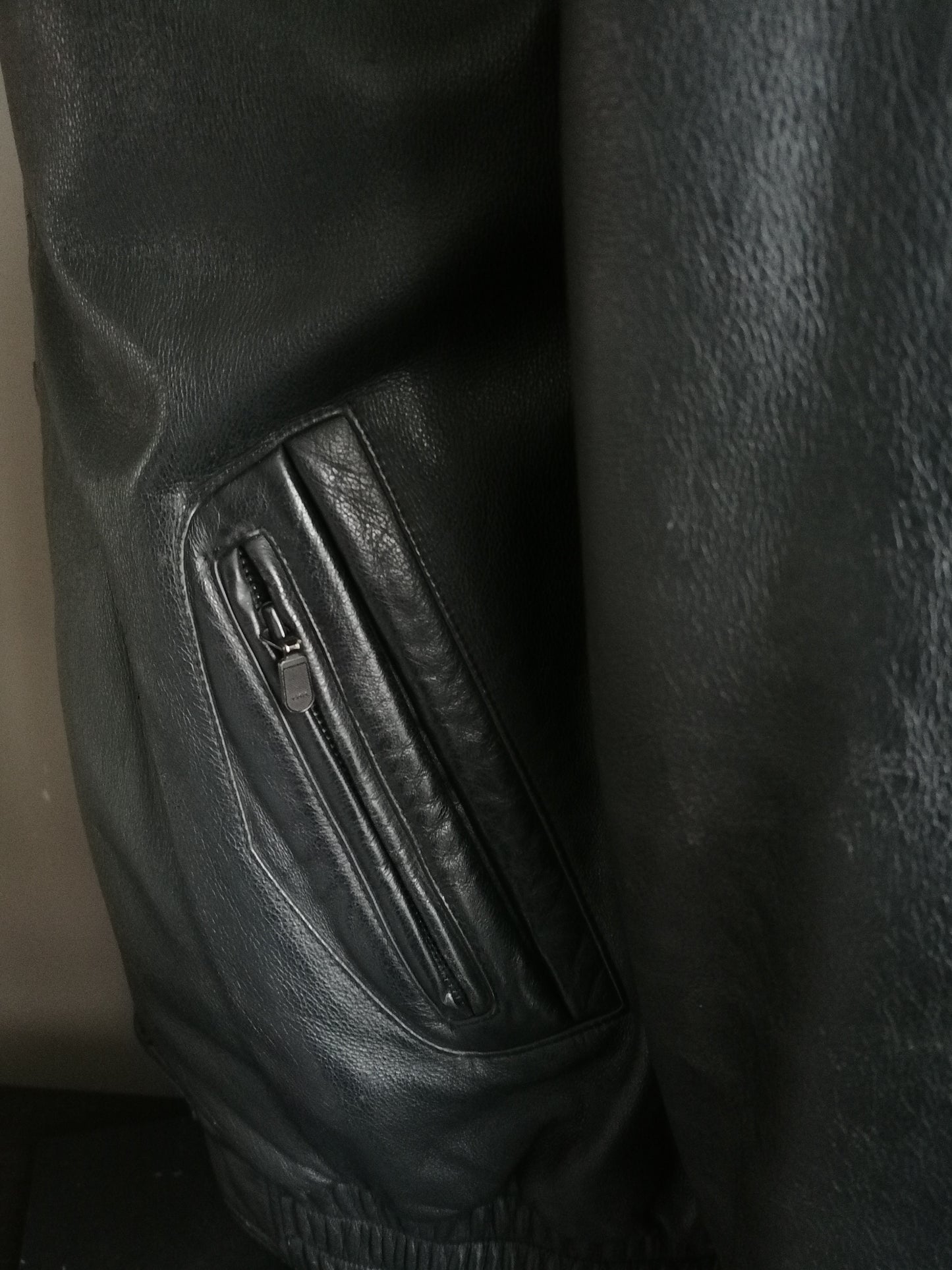 Vintage Lederjacke. Mit doppelter Schließung und Taschen ausgekleidet. Schwarz gefärbt. Größe 56 / xl.