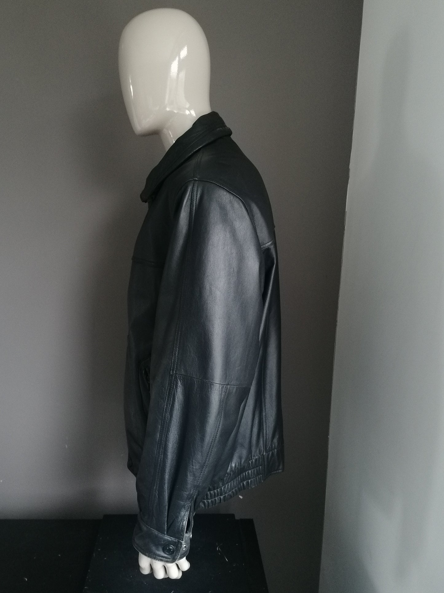Vintage Leren jack. Gevoerd met dubbele sluiting en zakken. Zwart gekleurd. Maat 56 / XL.