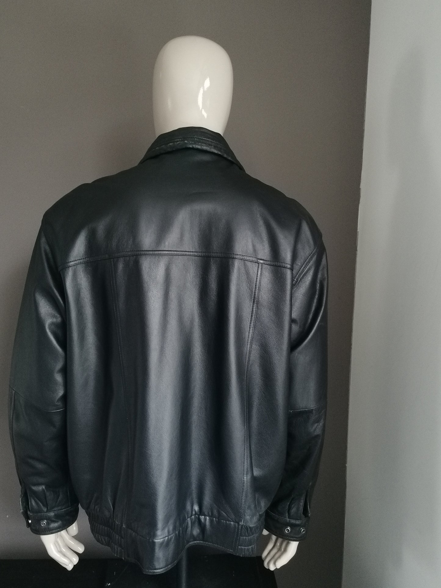 Vintage leather jacket. Lined with double closure and bags. Black colored. Size 56 / XL.