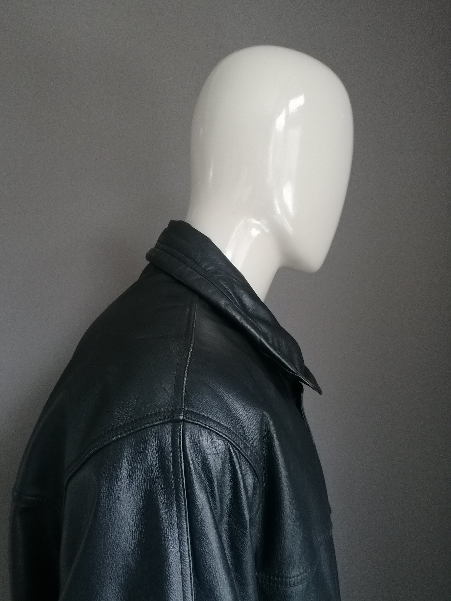 Vintage Leren jack. Gevoerd met dubbele sluiting en zakken. Zwart gekleurd. Maat 56 / XL.