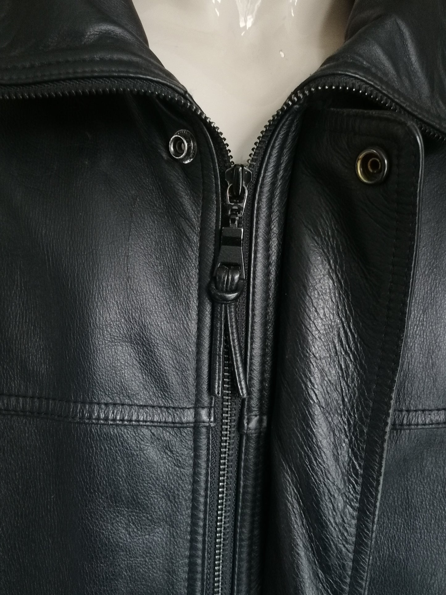 Vintage Lederjacke. Mit doppelter Schließung und Taschen ausgekleidet. Schwarz gefärbt. Größe 56 / xl.