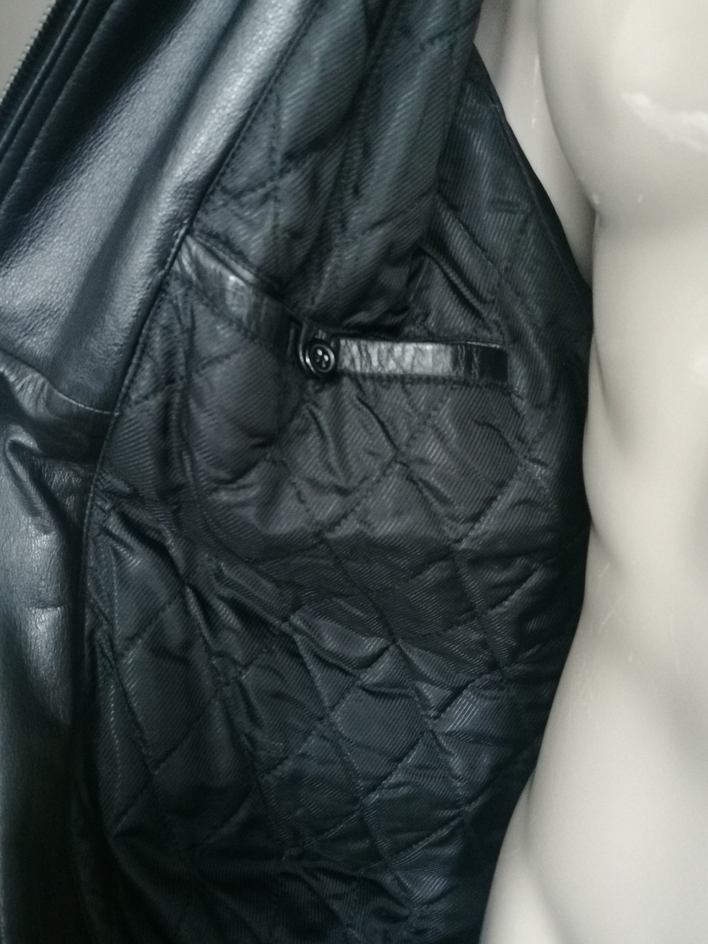 Chaqueta de cuero vintage. Forrado con doble cierre y bolsas. Color negro. Tamaño 56 / xl.