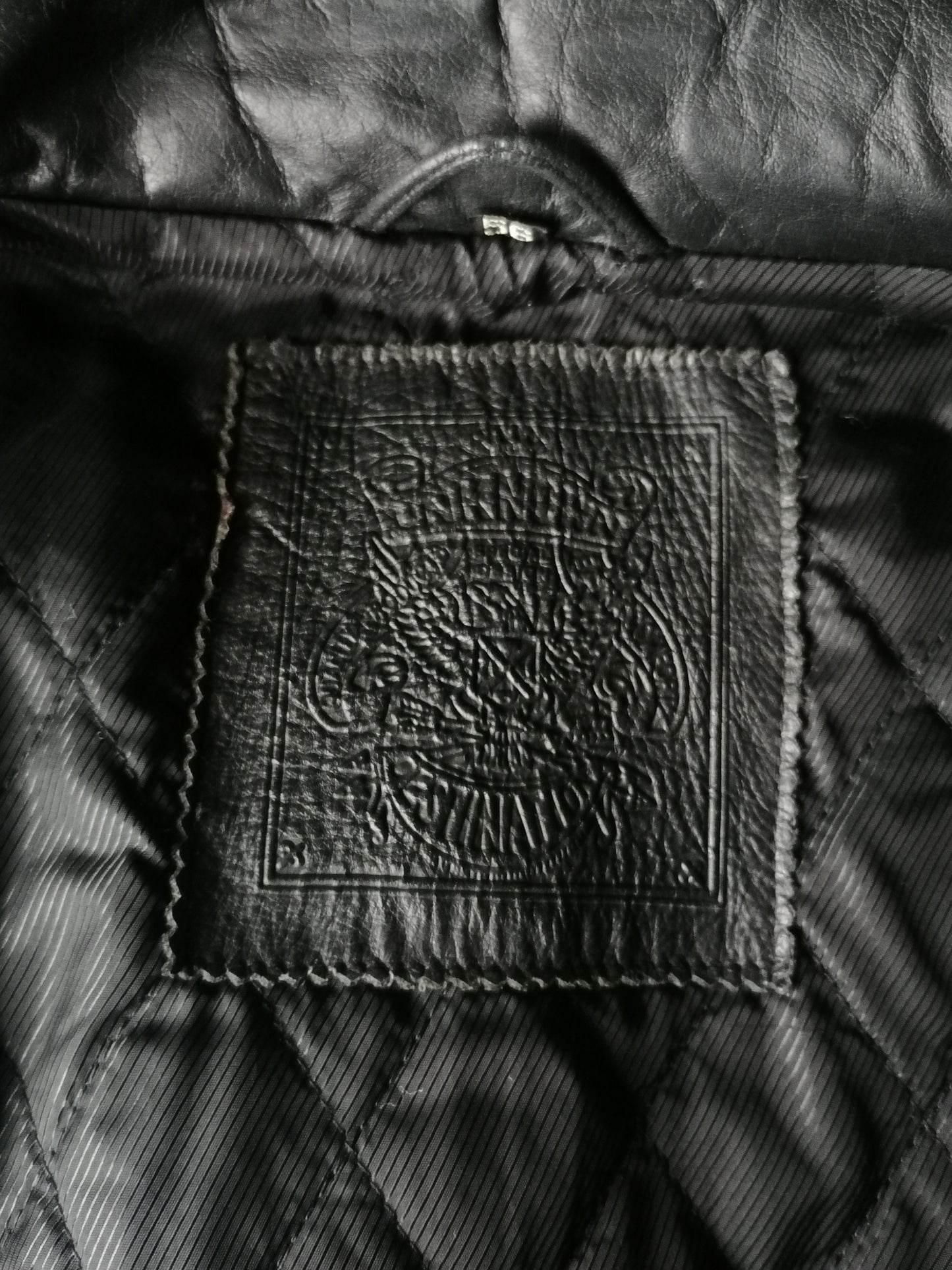 Giacca in pelle vintage. Rivestiti con doppia chiusura e borse. Colore nero. Taglia 56 / XL.
