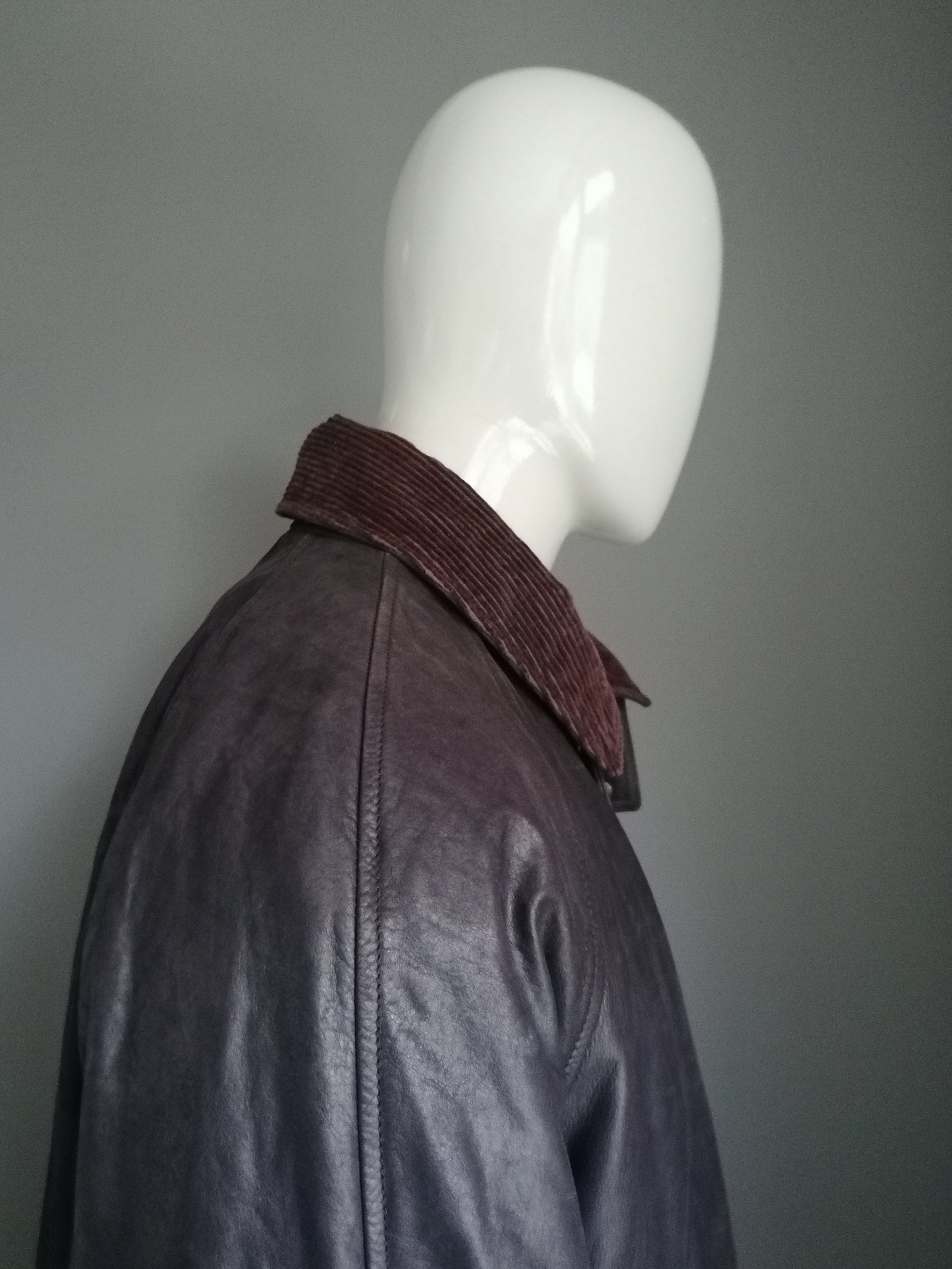 Olly London gevoerde leren half lange jas. Donker Bruin gekleurd met ribkraag en dubbele sluiting. Maat XXL / 2XL.