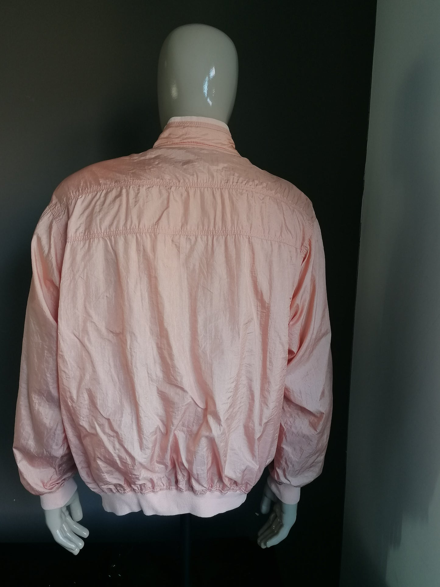 Vintage Central Park 80's-90's trainingsjack met schoudervullingen. Roze gekleurd. Maat XXL / 2XL.