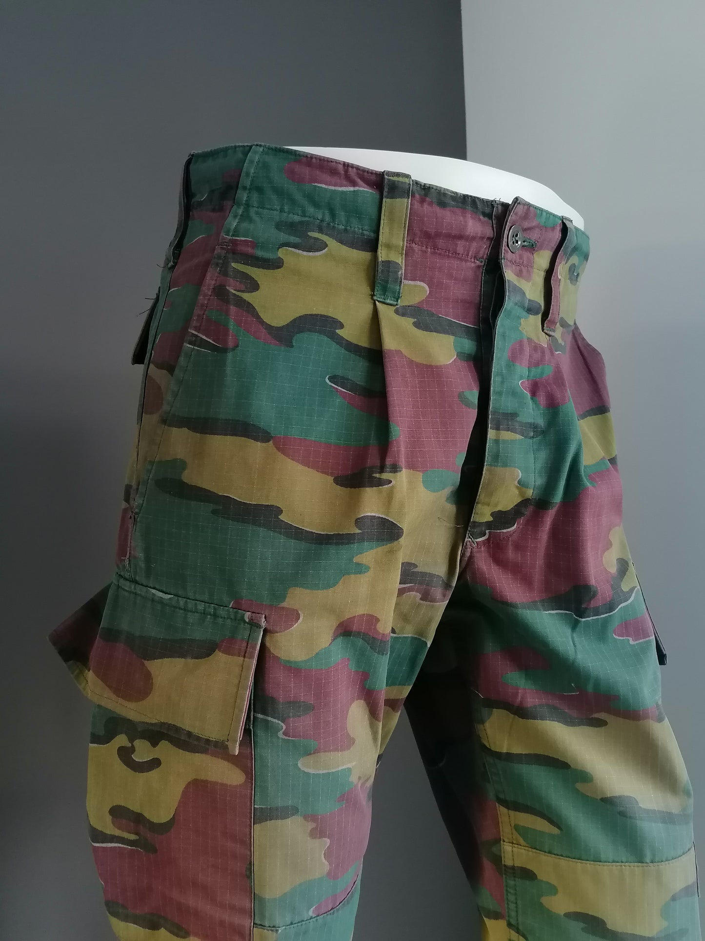 Army / Leger broek met knopen. Bruin Groene camouflageprint. "2000". Maat M.