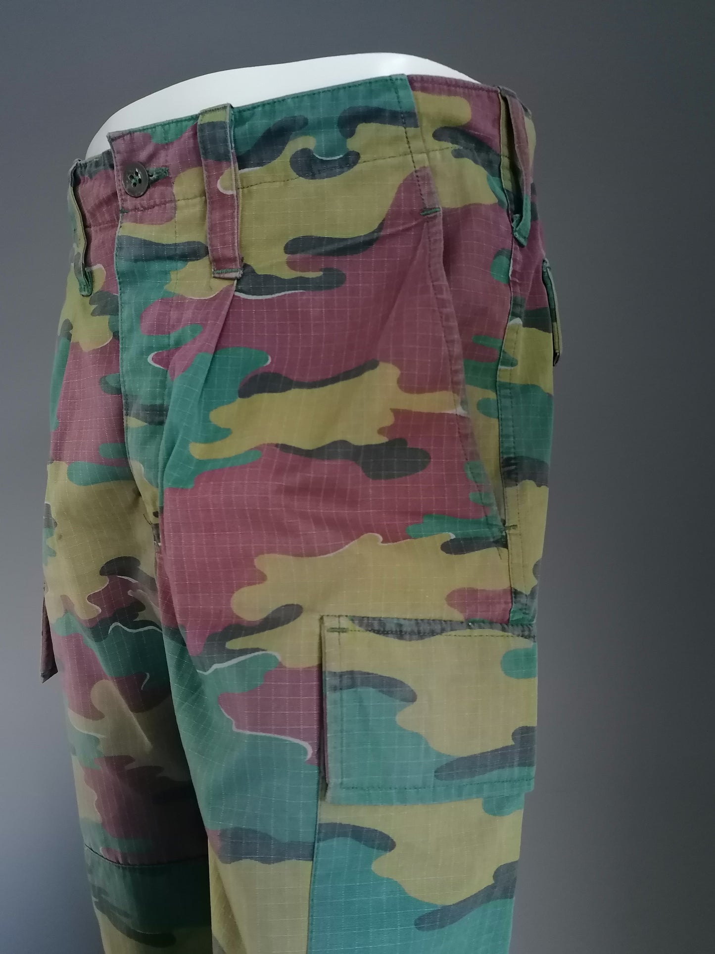 Pantalones del ejército / ejército con botones. Impresión de camuflaje verde marrón. "2000". Talla M.