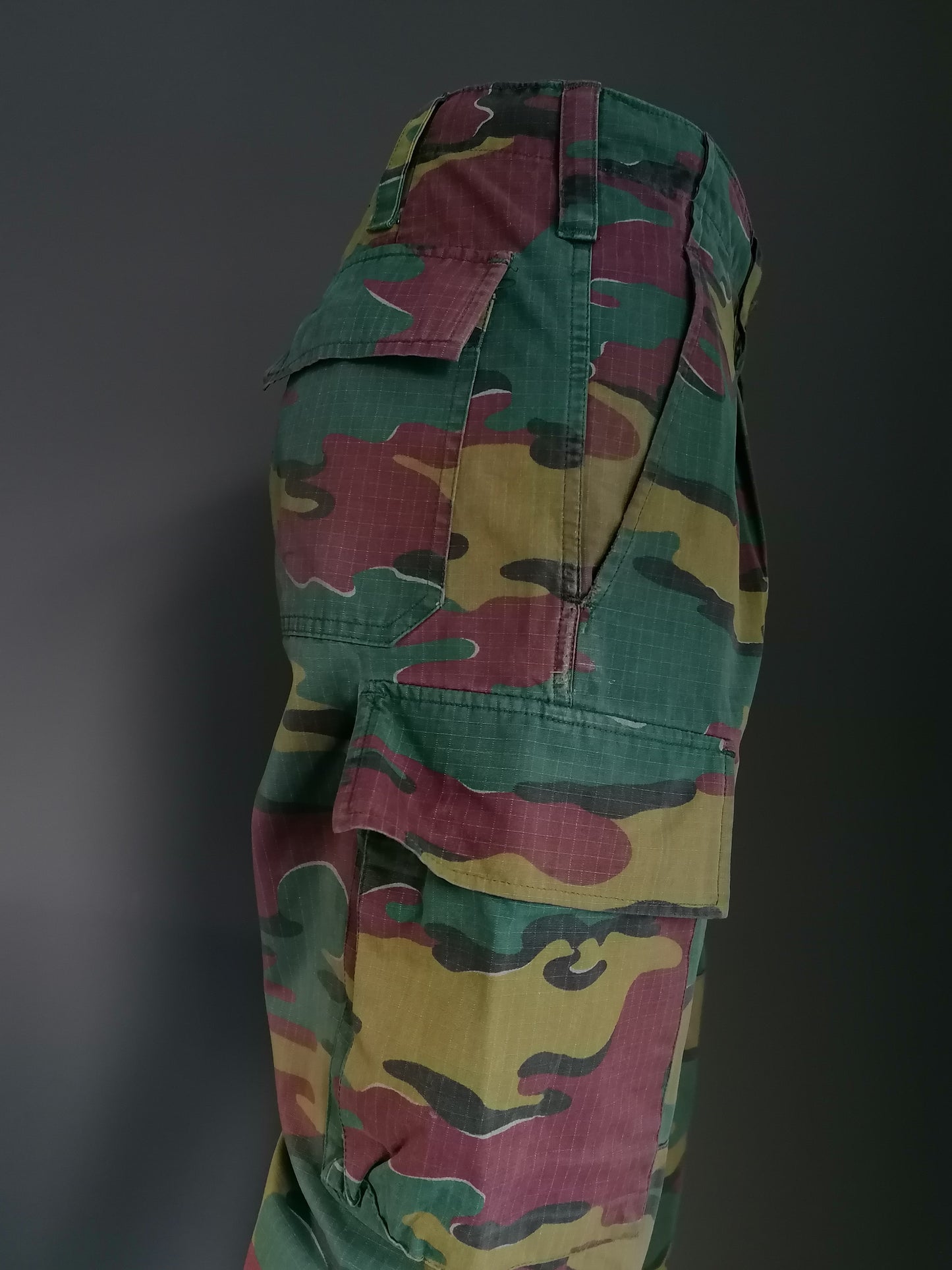 Army / Leger broek met knopen. Bruin Groene camouflageprint. "2000". Maat M.