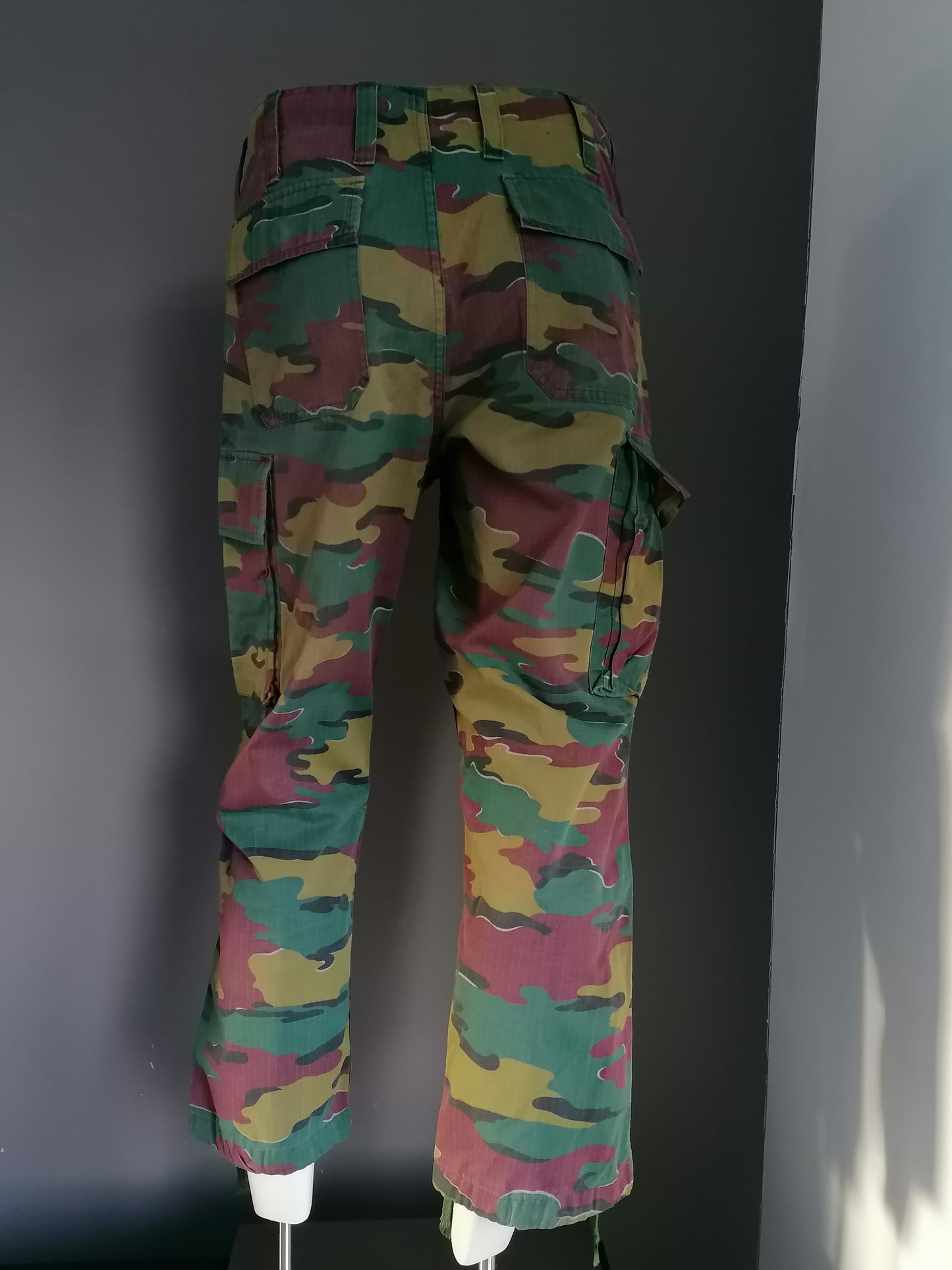 Pantalones del ejército / ejército con botones. Impresión de camuflaje verde marrón. "2000". Talla M.