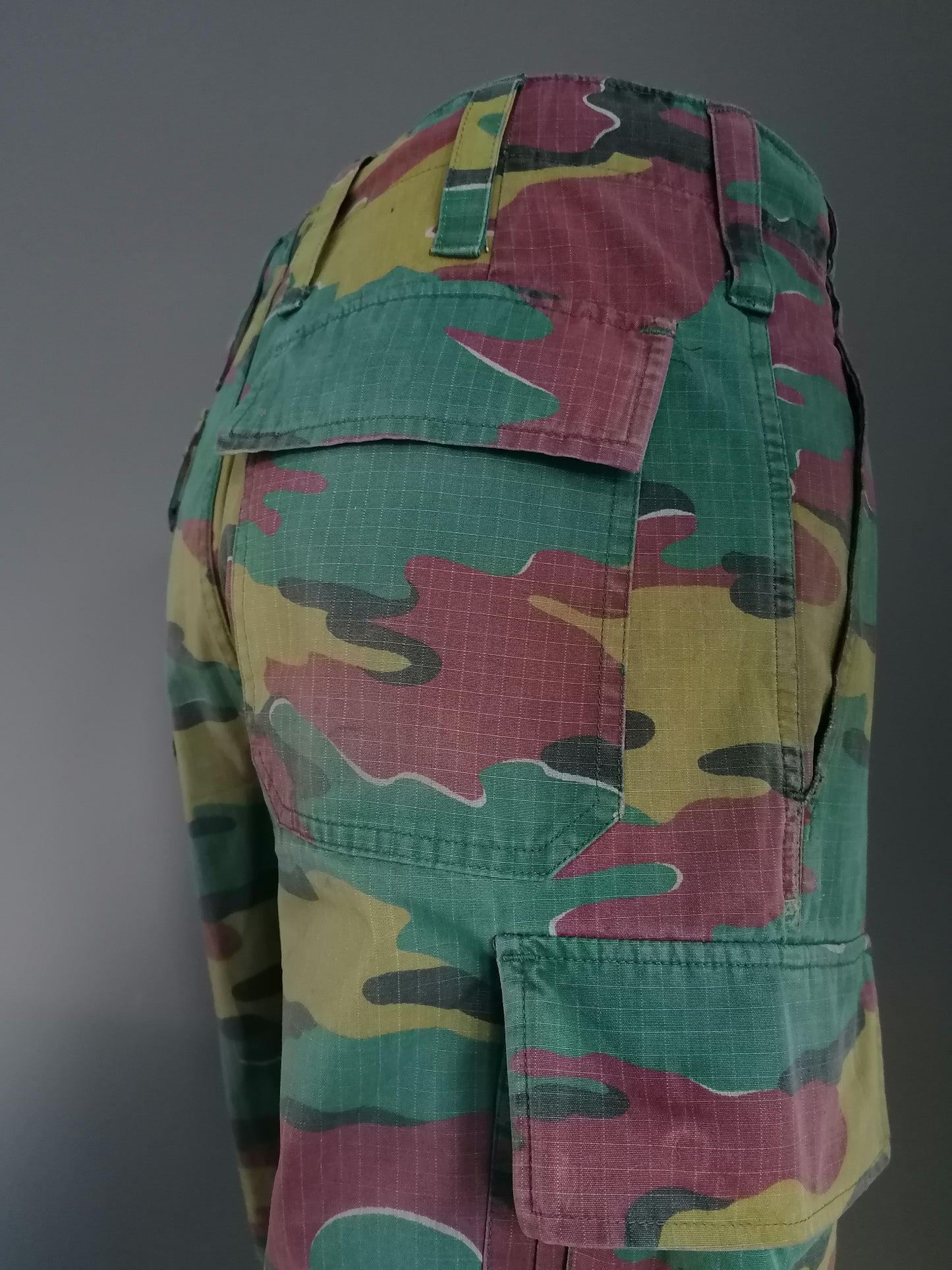 Pantaloni dell'esercito / esercito con bottoni. Stampa mimetico verde marrone. "2000". Taglia M.